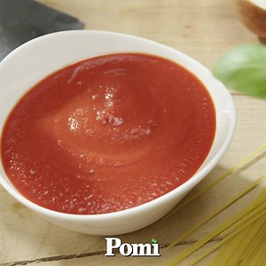 A classic of good Italian cuisine, Pomì strained tomatoes are perfect for a fast weeknight pasta dinner!🍝 تعد صلصة الطماطم المهروسة من بومي دعامة المأكولات الإيطالية، وهي مثالية لعشاء باستا سريع، سهل التحضير ولذيذ! 🍝 | Pomì Middle-East
