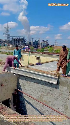 Manutention lourde : mise en place de poutres en acier en I à l'aide d'un système de cordages manuel