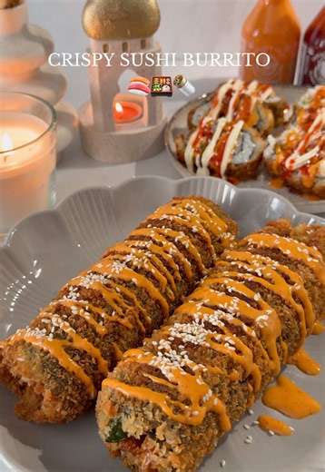 🇩🇪 Rezept: 👇🏼 🇬🇧 Recipe in the comments. 🇹🇷 Tarif yorumlarda. Zutaten für 3 Sushi Burritos: • 3 Nori Blätter • Crispy Chicken • Gurken • Sriracha Mayo • Sesam • Pankopaniermehl • Öl zum Frittieren Für die Mehl Wasser Mischung: • 200 ml Wasser • 5–6 EL Mehl Für den Reis: • 1 Tasse Sushi Reis • 2 Tassen heißes Wasser Zubereitung 1.\tSushi Reis mit heißem Wasser kochen und abkühlen lassen. 2.\tNori Blatt mit Reis gleichmäßig belegen, am Rand keinen Reis darauf geben, damit man es am Ende be