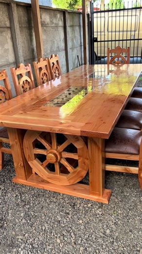 ⸻ ✨ Nuestro comedor más exclusivo y artesanal ✨ Una pieza única fabricada en madera maciza de pino Oregón, donde cada veta y cada corte resaltan la nobleza natural de la madera 🌲 Mesa rústica con aplicaciones de troncos encapsulados en el centro, protegidos y realzados para crear un diseño que no pasa desapercibido 🤎 Un detalle que mezcla lo natural con lo elegante en perfecta armonía. Sillas modelo personalizado con respaldo tallado tipo rueda y brazos firmes que aportan carácter, presencia y