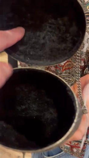 Lieve dames🥰 Een post vanuit de winkel zelf, we hebben dit super unieke tasje nog steeds in de winkel hangen zonder eigenaar😇 Dit tasje is €49,99 en we hebben er maar 1! Het tasje is niet super groot, je sleutels passen erin en eventueel wat make-up of medicatie. Je mobiel past niet, tenzij je een hele oude kleine hebt😁 De binnenkant is lekker zacht met een zwart velvet stofje, de buitenkant is hard metaal. Zeer uniek dus🥰 Afmetingen: Hoogte: 16 cm Breedte: 15 cm Diepte: 14 cm Voor interesse