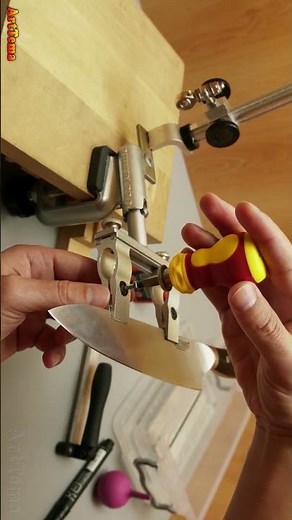 Sharpening knives with the knife sharpener Ruixin Pro RX 009