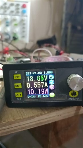 شحن كمبيوتر بواسطة مزود طاقةCharging a computer using a power supply