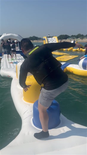 渡り切れるかドッキドキ😆 ファンピラーズ〽️〽️ デコボコの上を走って渡ったり お子様は跳び箱みたいに飛び越えてあそべるので 子供にも大人にも大人気🫶👦 この夏まだ思い出が作れていないあなた‼️ AQuaLooPは8月31日まで営業してるのでまだ間に合います✨ 笑って叫んで最高の思い出をつくろう‼️ ご予約はＨＰへ✨ お日にちや時間帯によっては当日券もございます☺️ #海上アスレチック #片男波 #片男波海水浴場 #アクアループ #和歌山