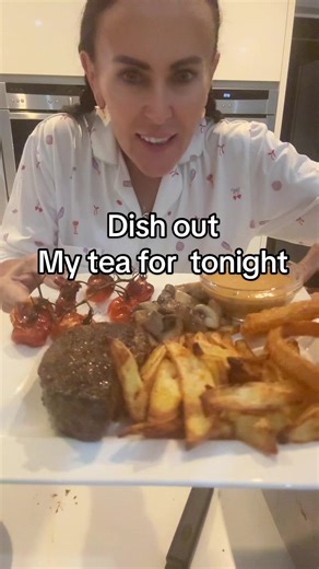 I really think this is got to go down as one of my favourite teas 😋😍 Season steak in olive oil mustard, garlic granules, onion salt paprika, salt and pepper. Cooked in a garlic butter. #steak #chips #cookwithkaz #tastyfood