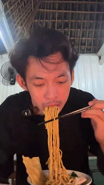 Apa Anak UMS pada ga doyan Mie ya? Mie Oilin, Gonilan Range Harga : Rp 12.000 - Rp 23.00 Menu Andalan : Mie Keriting Ayam Jam Buka : 11.00 - 21.00 “Wajib banget ekstra ayam dan jangan campurin kuah sama mienya” #MMA #MinkeMakanApa #Solo #Surakarta #kulinersolo