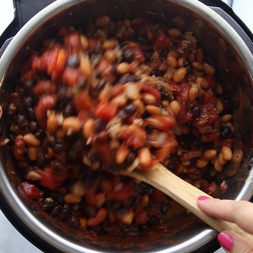 This healthy three bean and ground lean meat Weight Watchers chili recipe is ZERO points on the Freestyle program! It’s filling and delicious. Make in the pressure cooker or crockpot! https://diycandy.com/weight-watchers-chili-recipe/ | DIY Candy