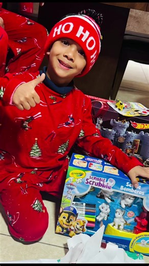 Familia Feliz: Celebrando la Navidad Juntos