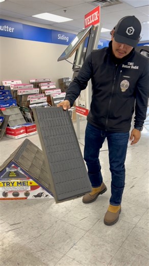 Para mis amigos Roferos quien lo conoce el Pitch Hopper. El Pitch Hopper proporciona una superficie de trabajo nivelada en cualquier tono hasta 12/12. El lado inclinado más pronunciado permite una superficie perfectamente plana en un 12/12, pero se puede utilizar en cualquier tono hasta un 9/12. #roof #rofero #themexicancarpenter #homebuilder #construcctionlife #carpenter #roofing | Mexican Carpenter