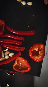 #kebab #15minutowy - polski streetfood w parę chwil. #foxxgotuje #przepis PRZYPRAWA DO KEBABA: Na około 800-1000g mięsa: 2 łyżki papryki słodkiej 3 łyżeczki oregano 4 łyżeczki bazylii suszonej 2 łyżeczki rozmarynu 4 łyżeczki tymianku suszonego 2 łyżeczki majeranku tartego 2 łyżeczki soli 2 łyżeczki kminu rzymskiego 3-4 łyżki oleju po zblendowaniu przypraw Ten miks przypraw warto zblendować, smaki wtedy bardziej docierają do mięsa. Następnie przy pomocy mąki i wałka uformuj placki. Smaż przez oko