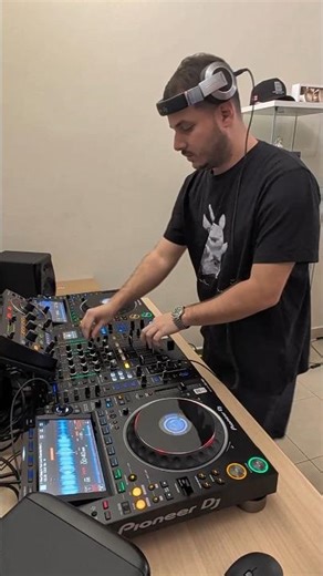 "How Deep Is Your Love" into "I Adore You" using CDJ-3000, DJM-A9, and RMX-1000.