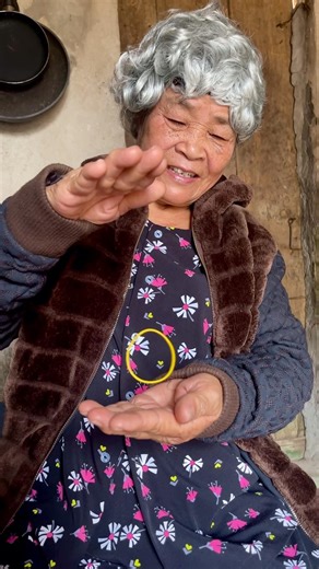 What happens when a rubber band starts flying #love #magic #grandma