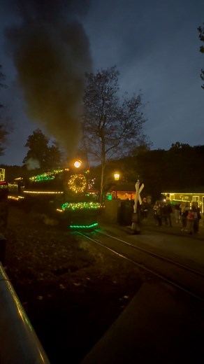 If you’re celebrating in the Smokies tonight, here’s your friendly reminder that Dollywood will be closed tomorrow (Thanksgiving Day) — but open until 10 PM Friday night!! And get excited… The Merry & Bright, Holiday Light! Fireworks Show returns this Friday, 11/28, at 9:45 PM! 🎆✨ Plan the perfect festive evening: 🚂 Hop on the 7 PM Dollywood Express 🍞 Treat yourself to warm cinnamon bread 🎇 End the night with spectacular holiday fireworks Wishing everyone a warm, joyful, and delicious Happy 