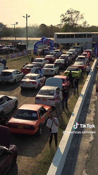 Fue un honor para el equipo de America's Productions y Americas Services haber sido parte de la edición número 18 de la Copa Carnaval 2025 del 1/4 de milla organizada por Piques Barranquilla. 🏎️💨 Un gran trabajo por parte de todos los integrantes del Crew y esperamos que haya mucha más gasolina y burnouts en nuestro camino. 🔥😜 #carwash #autolavado #carservice #vpracingfuels #cuartodemilla #piques #piquesbarranquilla #gasolina #oil #burnout #velocidad #adrenalina #carreras #races #racecars #r