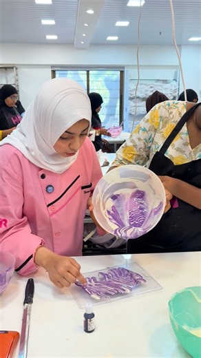 Tahoor Fatima Raad on Instagram: "Join our upcoming 💕 chocolate making course for beginners (offline) By Tahoor Fatima Raad learn to make various types if chocolates Things you will learn : LEARN TO USE OF COMPOUND CHOCOLATE (ONLY) COOKIE AND CREAM CHOCOLATE CARAMEL CHOCOLATE METLING CHOCOLATE DRY FRUIT STUFFED CHOCOLATE Brittles chocolate COFFEE CHOCOLATE BERRY KISS CHOCOLATE PINATA CHOCOLATE SHELL MINI CHOCOLATE BOMBS ROCK ALMONDS Things you will get : life time whatsapp group support ISO cer