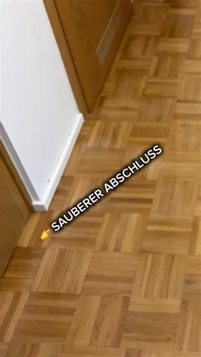 Der letzte Schritt entscheidet über den Gesamteindruck 🔧 Nach Schleifen, Kitten, Grundieren und Lackieren kommen die Sockelleisten. Gerade in engen Bereichen arbeite ich hier mit der SymC 70, weil sie kompakt und flexibel einsetzbar ist. (selbst gekauft / keine Werbung) Präzise Schnitte sorgen am Ende dafür, dass der gesamte Boden stimmig wirkt – nicht nur die Fläche, sondern auch der Abschluss. Serie abgeschlossen ✔️ #parkettsanierung #sockelleisten #schreinermeister #festoolsymc70 | Simon Tem