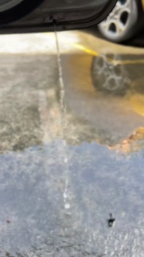 Cómo drenar agua estancada en las puertas del auto