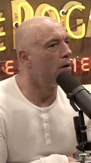 ローガンが言うようにこれは偽物なのね。当時のフィルムでは放射線の影響を受けて綺麗に撮影できなかった。撮影しているカメラ自体が爆風の影響を受けていない。そろそろ原爆の嘘を暴く時期に来ているのね。⬇️🚨 ジョー・ローガン、「核実験」映像を見て凍りつく――「これ、クソみたいに偽物に見える」ポッドキャスト『ジョー・ローガン・エクスペリエンス』で、ローガンとマーク・アンドリーセンは、米国の「核実験」のアーカイブ映像を一時停止して再生し、実際の爆発とは異なる細部を指摘し始めた。• 爆風が襲う間もカメラは完全に安定している• 放射線被曝があったはずなのに、フィルムに何の影響も見られない• 物体がフレーム間で突然現れたり、位置がずれたりしているように見える• 家屋や木々は実物大の構造物ではなく、縮尺模型のようである• 爆発の規模や動きは、実在の兵器というよりは特殊効果に近いローガン：「これ、クソみたいに偽物に見える」一部の「ファクトチェック」では、実験は本物であり、カメラは防護され、研究用に時折縮尺模型が使われたとされているが、この映像は映像そのものの見た目そのものに焦点を当てている。今や人々はこれ