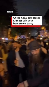 🥳 Following last week’s triumphant homecoming for the Lionesses, the celebrations show no sign of stopping yet. On Sunday, 27 July, Chloe Kelly secured victory for England in the Euro 2025 final penalty shootout. The next day, the team received a heroes' welcome at Downing Street, followed on Tuesday by an open-top bus victory parade along The Mall. But the festivities didn’t end there! Over the weekend, new footage surfaced showing Kelly dancing and celebrating to the song Everyone Falls in Lo