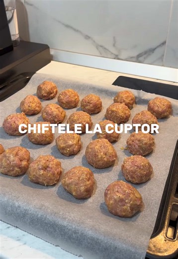 Chifteluțe la cuptor & piure Uite cat de simplu poți transforma o rețetă tradițională în ceva ce îl poți integra cu ușurință atat în bugetul tău caloric zilnic, chiar și într-un deficit caloric, cât si pentru un stil de viață mai sănătos. Da va fi aproximativ 90% la fel de bun ca originalul. Un sacrificiu de 10% pentru a-ți atinge obiectivele si pentru a fi mai sănătos este ceva EXTREM DE REZONABIL. Sacrificiu, NU RESTRICȚIE. Cum să calculați caloriile unei astfel de mese? Simplu: 🍘 Pentru Chif