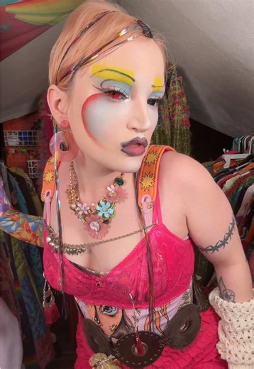 #creativemakeup #maximalist #colorfulmakeup #funkyfashion #dopaminedressing