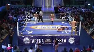 El Sky Team (Neón y Máscara Dorada) se han apoderado del triunfo junto a Stigma en el duelo semifinal. Sigue los pormenores de la función de #LunesClásicoCMLL en nuestro Twitter Oficial: x.com/cmll_oficial | CMLL