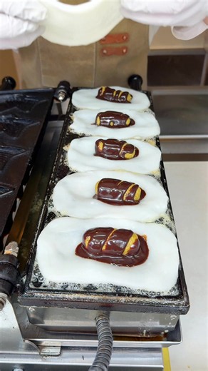 バターたっぷりの鉄板ドバイチョコたい焼き🐟 クロワッサンたい焼きが有名なこちらのお店では、期間限定でサクサクカダイフのピスタチオペーストにチョコソースがサンドされたドバイチョコ餅たい焼きが食べられる！🍫 もちっとした表面にザクザクな食感が最高！ 📍SOBOONG / 新大久保 ￥800～/人 ⏰営業時間：10:00〜21:00 💤定休日：なし 🏠住所：〒169-0073 東京都新宿区百人町２丁目１−４ 盛好堂ビル 1階 #東京グルメ #新大久保グルメ #tiktokfood