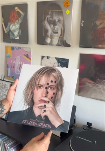 Hayley Williams - Petals For Armor Petals for Armor fez 6 anos ontem. É o primeiro disco solo da Hayley Williams fora do Paramore. Gravado durante o hiato da banda. A turnê estava marcada pra 2020, ingressos já vendidos. Aí veio a pandemia, cancelou tudo, e nunca foi remarcado. 6 anos depois, esse álbum nunca foi tocado ao vivo. Mas na The Hayley Williams Show, a segunda leg da turnê solo dela em setembro, músicas do Petals finalmente vão pro setlist. Ansioso pra ver esse álbum ao vivo! #hayleyw
