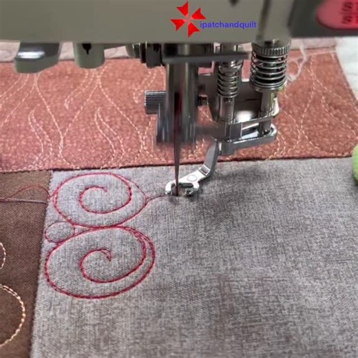 Esther Ipatchandquilt on Instagram: "Countdown to 2026 with 9 more of the most liked FMQ designs of this year. Original post from October 2025: Smell the cinnamon! I just adore the smell of cinnamon. It is such a cosy and warm smell to welcome you to the colder months of the year. The freemotion filler design Cinnamon works well for quilts with themes like Autumn, Fall, Winter, Christmas, cooking, pastry, cake. It can also be used in art quilts to represent water, bubbles, fossils, shells or var