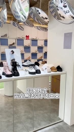 圈圈 on Instagram: "韓國平價女鞋真的太好逛😭 什麼穿搭風格都很適合來挖寶💗 而且大部分鞋款都只要百元就能入手耶 來弘大記得來買鞋！ #韓國 #韓國穿搭 #韓國自由行 #韓國鞋款"