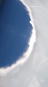 ✈️🌪️ En el corazón de la tormenta: Un avión de reconocimiento de la NOAA voló directo al ojo del huracán Erin y captó el impresionante ´efecto estadio´, un fenómeno característico de los grandes ciclones. Erin llegó a categoría 5 el 16 de agosto, antes de debilitarse a categoría 4 mientras sus bandas externas azotaban Puerto Rico. El Centro Nacional de Huracanes advirtió de fuertes lluvias, inundaciones repentinas y oleaje peligroso en el Caribe y la costa este de EE.UU. | Noticias Telemundo