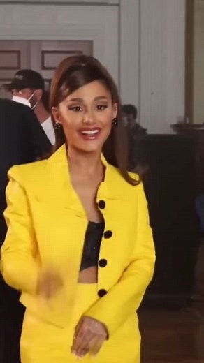 it looked like she was doing the parent trap handshake 😭 #arianagrande #positions #fyp