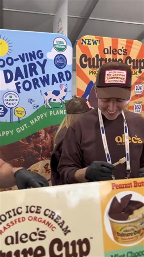 🇧🇷 🍨 A2/A2 orgânico regenerativo probiótico! Na Natural Products Expo West 2025, a Alec’s Ice Cream mostra sorvetes feitos com leite A2/A2 e ingredientes Regenerative Organic Certified — e ainda lançou os copinhos com culturas vivas sob casquinha de chocolate “quebrável”. #AlecsIceCream #NaturalProductsExpoWest #ExpoWest2025 #A2Dairy #RegenerativeOrganic 🇺🇸 🍨 A2/A2 Regenerative Organic probiotics! At Natural Products Expo West 2025, Alec’s Ice Cream features ice cream made with A2/A2 dairy