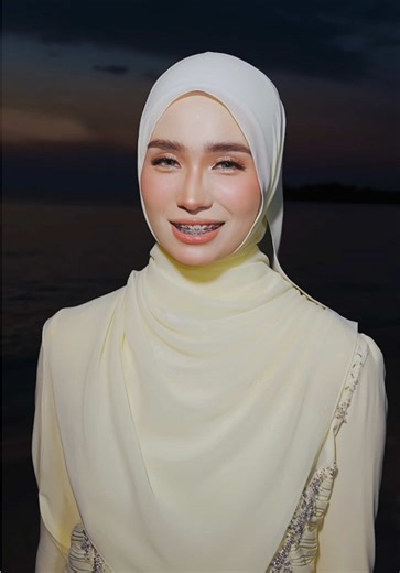 Oh begini rasanya bila jatuh cinta 😍 Featuring @RANIA in Claire Kurung Light Yellow