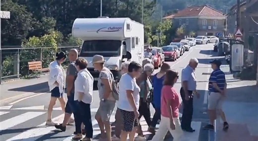 Espagne : pour bloquer l’accès des plages aux touristes, les habitants d’un village balnéaire défilent en continu sur un passage piéton