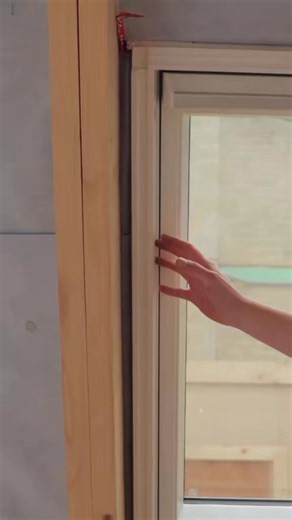 𝐈𝐬 𝐭𝐡𝐞𝐫𝐞 𝐚 𝐡𝐢𝐝𝐝𝐞𝐧 "𝐭𝐡𝐞𝐫𝐦𝐚𝐥 𝐛𝐫𝐢𝐝𝐠𝐞" 𝐢𝐧 𝐲𝐨𝐮𝐫 𝐫𝐨𝐨𝐟? ❄️ If you aren't insulating the void between the window frame and the roof, you're leaving a "thermal bridge" that drains energy and invites condensation. Many manufacturers treat this vital insulation as an optional extra. At Keylite, we believe high performance should be the default. Our unique Integrated Thermal Collar comes pre-fitted as standard. It expands to fill the installation gap perfectly, ensuring 