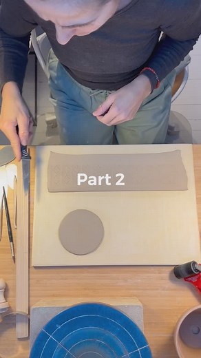 Part 2 Her viser jeg videre hvordan jeg monterer en kopp laget med plateteknikk. Denne teknikken er inspirert av Sarah Pikes keramikk. Jeg filmet prosessen underveis – opprinnelig var videoen én time lang, men jeg har forkortet den til tre minutter og delt den inn i tre deler. Her er del 2. #keramikk #håndlaget #keramikkunst #keramikkverksted #norskkeramikk #ceramics #pottery #handmadeceramics #ceramicart #ceramicstudio #slabtechnique #clay #ceramicmugs #ceramika #ręcznierobione #céramique #fait