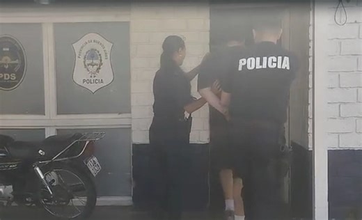 Fue a cargar nafta en una moto robada, discutió con el playero y lo detuvieron