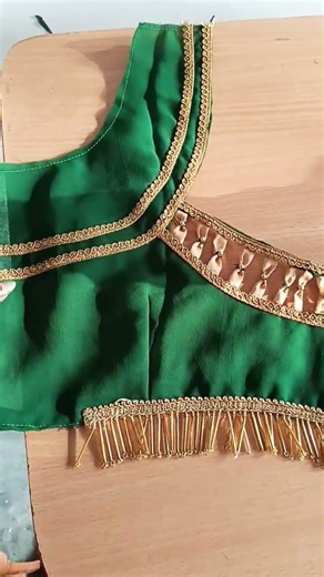 Meri blouse ka design kaisa laga please comment karke jarur bataen aur falon share karna na bhule