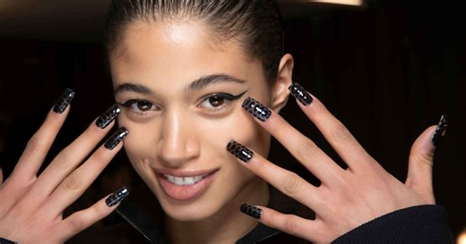 Nueve manicuras en colores oscuros que alargan y rejuvenecen las manos al instante