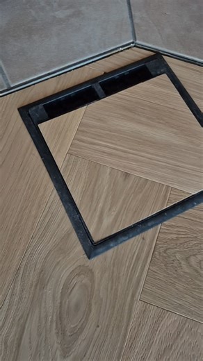 Robert Nakielski on Instagram: "Diesen Elektro-Deckel haben wir direkt im Fischgrat zugeschnitten und belegt. Der Stab wurde exakt ins Muster integriert, sodass der Deckel im geschlossenen Zustand nahezu verschwindet. Gerade bei XXL-Fischgrat in Rohholzoptik ist diese Detailarbeit entscheidend für ein ruhiges und stimmiges Gesamtbild. Mehrwert-Tipp: Revisions- und Elektrodeckel sollten immer im Belag mitgeführt werden. Nur so bleiben Funktion, Zugänglichkeit und Optik dauerhaft auf hohem Niveau.