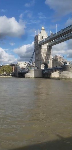 London Bridge: A Journey Through Time 🌉 | From Roman Origins to Modern London 🇬🇧”