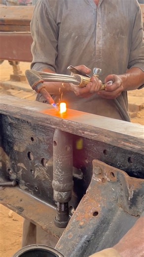 Riveting On Truck Chassis / Truck Chassis Rivet Installation