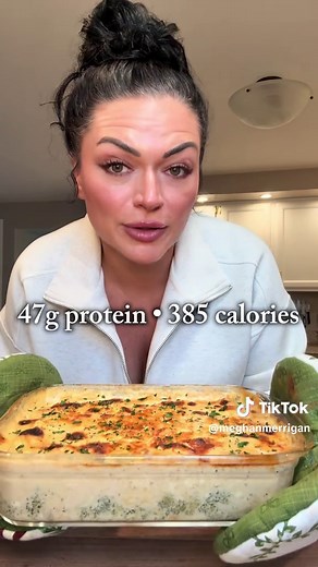 High-protein chicken Alfredo bake 🤍 This is SO creamy and decadent you’d never guess it’s a lighter swap… and it comes together in no time! . High-Protein Chicken Alfredo Bake Ingredients (Serves ~6) * 2-3 cups steamed broccoli (bite-size, cooked until al dente) * ~20 oz cooked rotisserie chicken breast, shredded or chopped * 160g Trader Joe’s Lite Shredded Mozzarella (about 1 ⅓ cups), divided * 2.5 oz grated Parmesan cheese, divided Sauce: * 1 (15 oz) jar Rao’s Alfredo Sauce * 1 cup Fairlife R