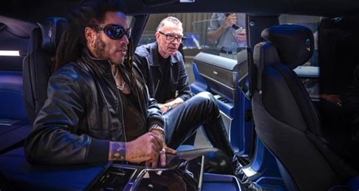 Lenny Kravitz è il nuovo volto di Cadillac. E non guida l’auto da 15 anni