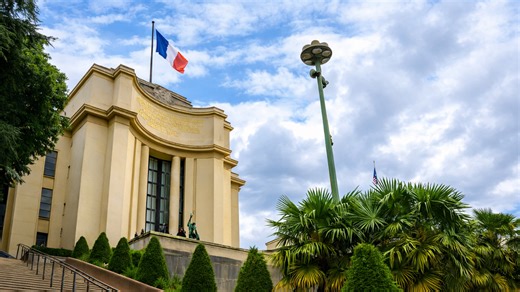Tòa nhà lịch sử gần tháp Eiffel là gì?