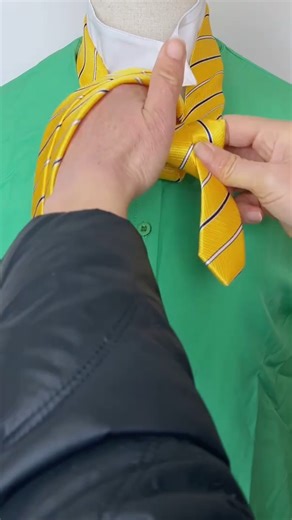 How to tie a tie for left-handed people #diy #handmade #crafts | Craft 1 Minute
