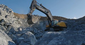 14K views · 636 reactions | Conhece o poder e tamanho do EC950E? Com seu peso operacional de 89.960 a 91.840 kg, potência bruta de 450 kw e capacidade de balde de 3,9 a 6 m³, para este equipamento nenhuma tarefa é difícil. | Volvo Construction Equipment Brasil | Facebook