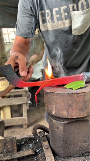 Unique Ways to Shape Chicken Spurs on Rubber Rubber Shave Tool Steel #blacksmith #forging