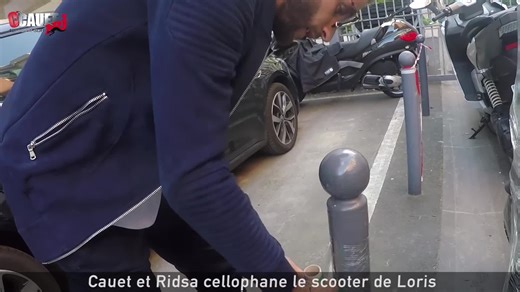 Cauet et Ridsa cellophane le scooter de Loris